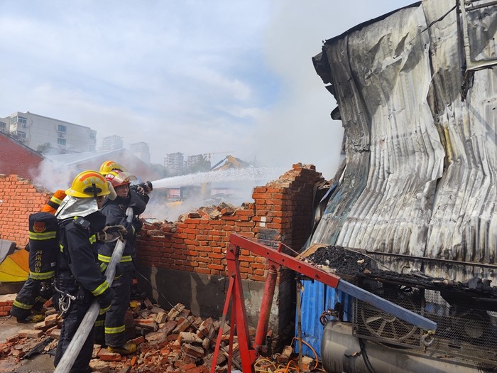长兴路银河路一汽修厂发生火情 火势已经控制无人员伤亡